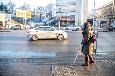 Minsk, Beyaz Rusya - 18 Şubat, 2019: kör bir baston walki kızla