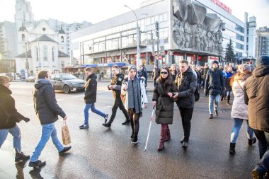 Minsk, Beyaz Rusya - 18 Şubat, 2019: kör bir baston walki kızla
