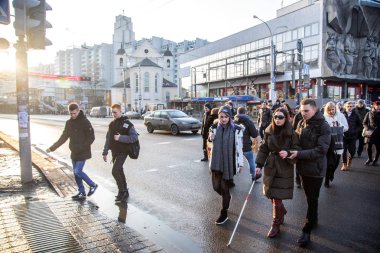 Minsk, Beyaz Rusya - 18 Şubat, 2019: kör bir baston walki kızla