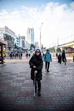 Minsk, Beyaz Rusya - 18 Şubat, 2019: kör bir baston walki kızla