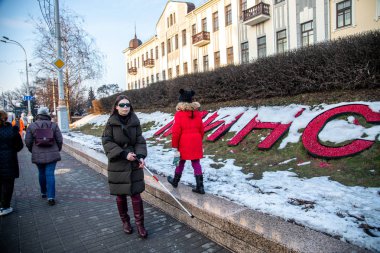 Minsk, Beyaz Rusya - 18 Şubat, 2019: kör bir baston walki kızla