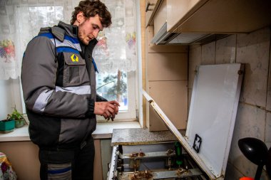 Minsk, Beyaz Rusya - 18 Şubat, 2019: gaz çalışan gaz st denetler