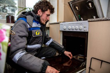 Minsk, Beyaz Rusya - 18 Şubat, 2019: gaz çalışan gaz st denetler