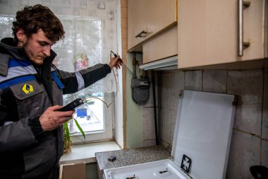Minsk, Beyaz Rusya - 18 Şubat, 2019: gaz çalışan gaz st denetler