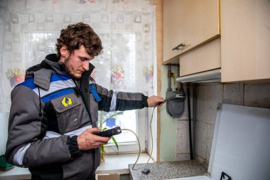Minsk, Beyaz Rusya - 18 Şubat, 2019: gaz çalışan gaz st denetler