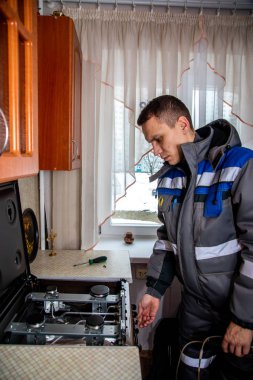 Minsk, Beyaz Rusya - 18 Şubat, 2019: gaz çalışan gaz st denetler