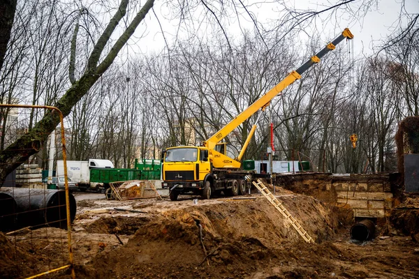 Minsk, Beyaz Rusya - 3 Mart, 2019: Borular avluda tamiri