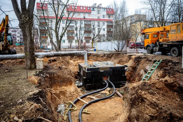 Mińsk, Białoruś - 3 marca, 2019: naprawy rur na dziedzińcu — Zdjęcie stockowe