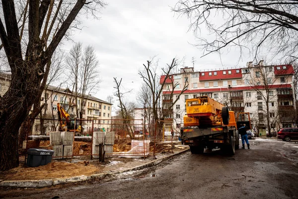 Minsk, Beyaz Rusya - 3 Mart, 2019: Borular avluda tamiri
