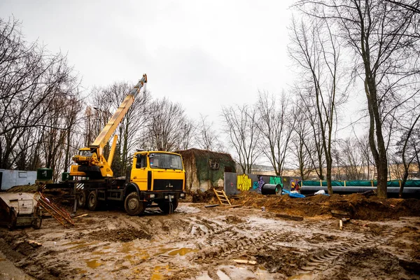 Minsk, Beyaz Rusya - 3 Mart, 2019: Borular avluda tamiri