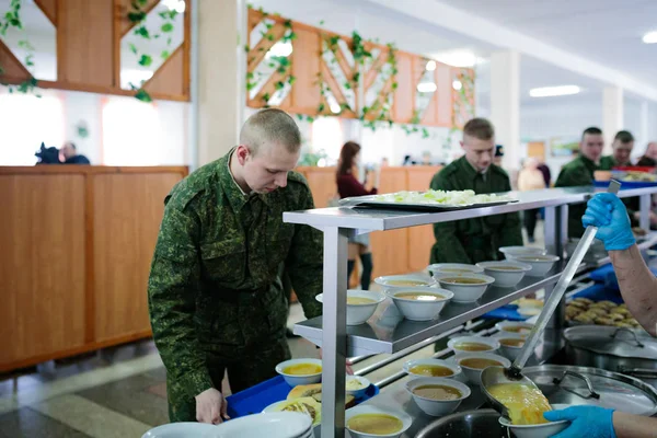 MINSK, BELARUS - 3 DE MARZO DE 2019: los soldados comen en la cantina del ejército —  Fotos de Stock