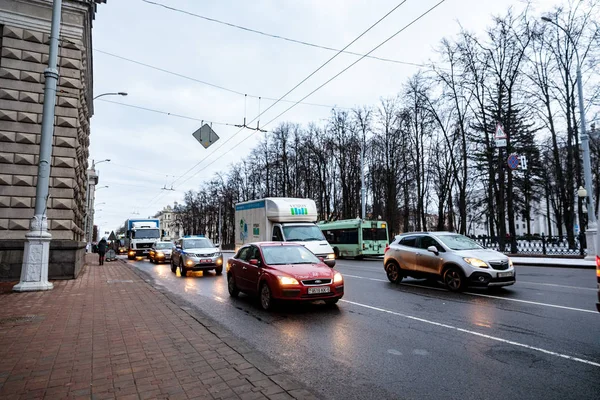 Minsk, Bělorusko - 3 března, 2019: dopravní zácpa v d centrum města — Stock fotografie
