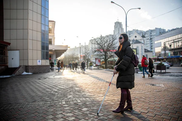 Минск, Беларусь - 18 февраля 2019 года: слепая девушка с тростью гуляет — стоковое фото