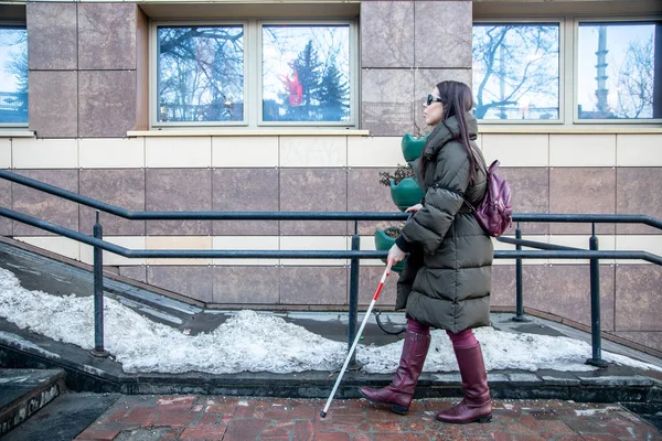 Minsk, Beyaz Rusya - 18 Şubat, 2019: kör bir baston walki kızla