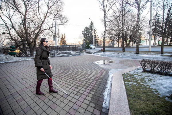 Minsk, Beyaz Rusya - 18 Şubat, 2019: kör bir baston walki kızla