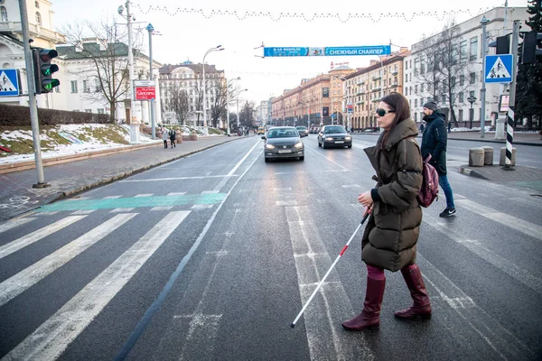 Minsk, Beyaz Rusya - 18 Şubat, 2019: kör bir baston walki kızla