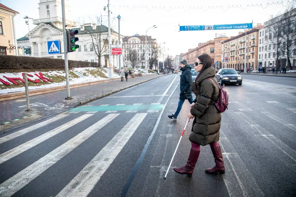 Minsk, Beyaz Rusya - 18 Şubat, 2019: kör bir baston walki kızla