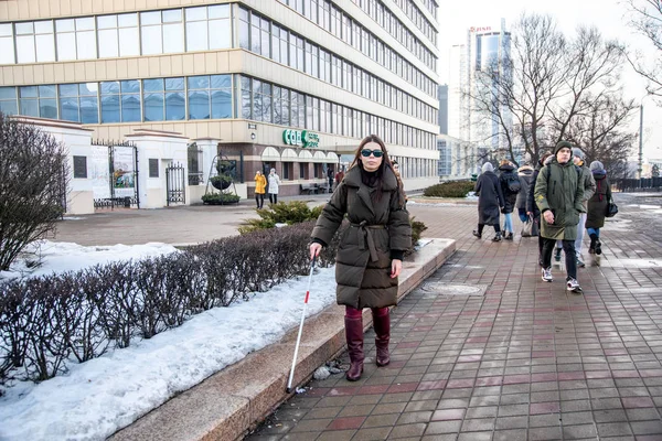 Minsk, Beyaz Rusya - 18 Şubat, 2019: kör bir baston walki kızla