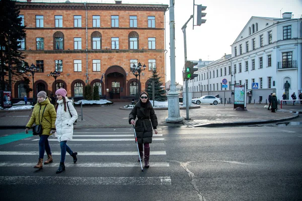 Минск, Беларусь - 18 февраля 2019 года: слепая девушка с тростью гуляет — стоковое фото