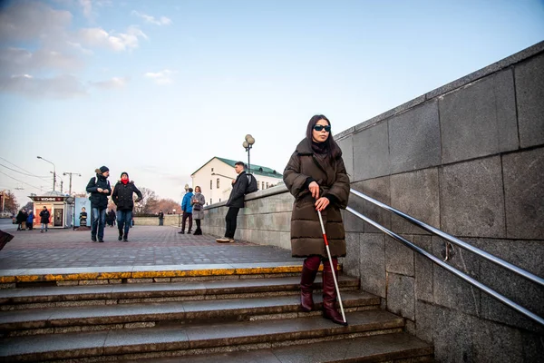 Minsk, Beyaz Rusya - 18 Şubat, 2019: kör bir baston walki kızla