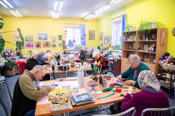 Minsk, Beyaz Rusya - 18 Şubat, 2019: yaşlı insanlar boardi içinde
