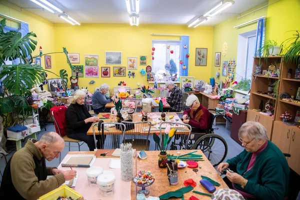 Minsk, Beyaz Rusya - 18 Şubat, 2019: yaşlı insanlar boardi içinde