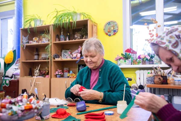 Minsk, Beyaz Rusya - 18 Şubat, 2019: yaşlı insanlar boardi içinde