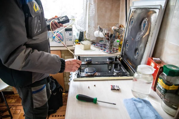 Minsk, Beyaz Rusya - 18 Şubat, 2019: gaz çalışan gaz st denetler