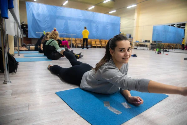 Минск, Беларусь - 18 февраля 2019 года: тренинг по танцам на шесте — стоковое фото