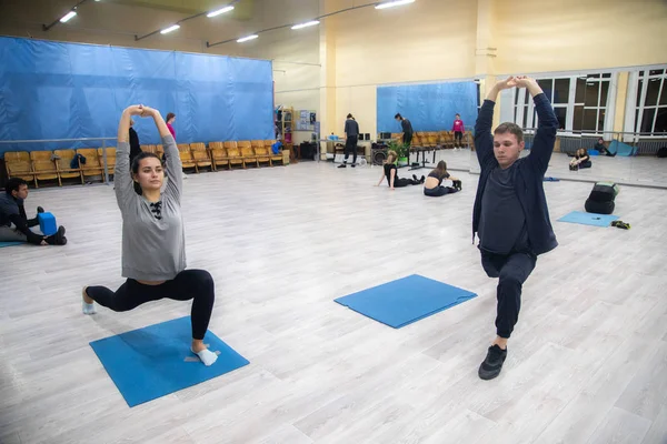 MINSK, BELARUS - 18 DE FEBRERO DE 2019: entrenamiento de pole dance — Foto de Stock
