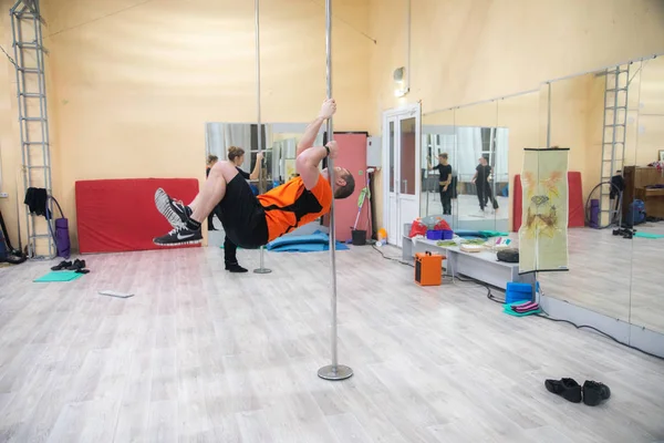 ミンスク、ベラルーシ - 2019 年 2 月 18 日: ポール ダンスのトレーニング — ストック写真