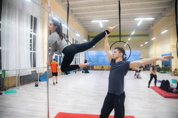 MINSK, BELARUS - 18 DE FEBRERO DE 2019: entrenamiento de pole dance — Foto de Stock