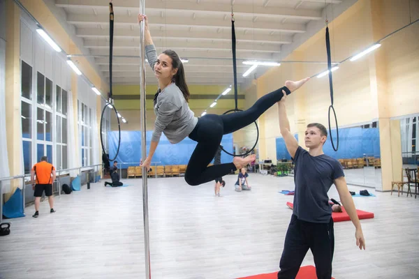 Minsk, Beyaz Rusya - 18 Şubat, 2019: kutup dans eğitimi — Stok fotoğraf