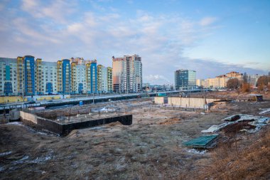 şehir merkezinde terkedilmiş şantiye