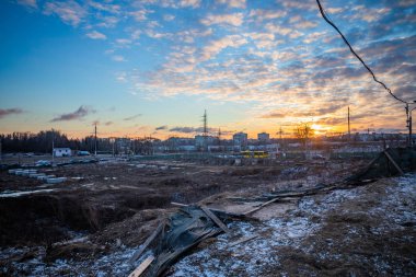 şehir merkezinde terkedilmiş şantiye