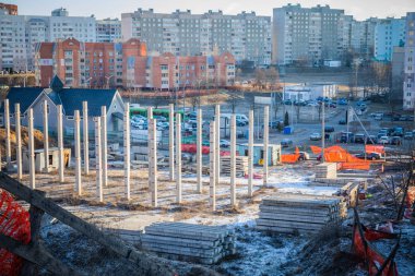 şehir merkezinde terkedilmiş şantiye