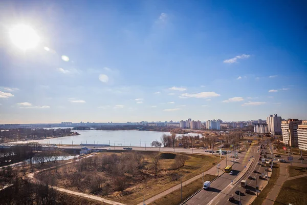 Vista de primavera de la ciudad desde una altura soleada tiempo claro — Foto de Stock