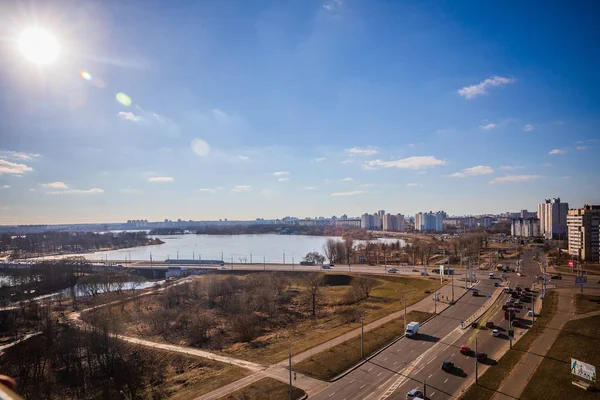 Vista de primavera de la ciudad desde una altura soleada tiempo claro — Foto de Stock