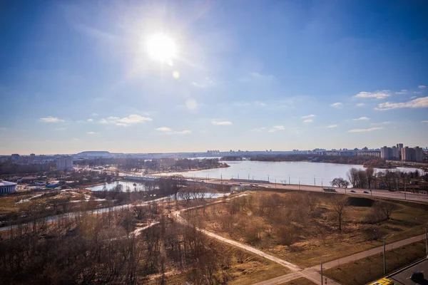 Vista de primavera de la ciudad desde una altura soleada tiempo claro — Foto de Stock