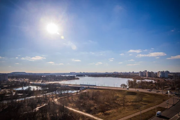 Vista de primavera de la ciudad desde una altura soleada tiempo claro — Foto de Stock