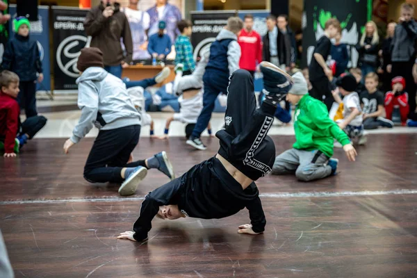 БЕЛАРУС - 24 МАРТА 2019 года: дети танцуют брейк-данс в — стоковое фото