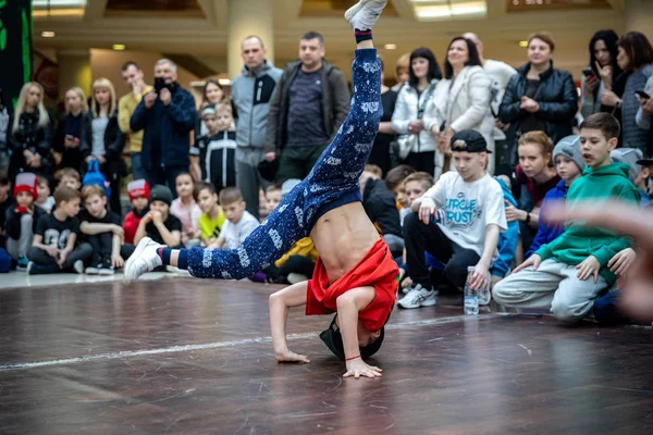 Minsk, Fehéroroszország - 2019. március 24.: gyerekek, break tánc, tánc a — Stock Fotó