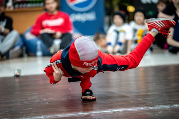 Mińsk, Białoruś - 24 marca, 2019: dzieci taniec break dance w — Zdjęcie stockowe