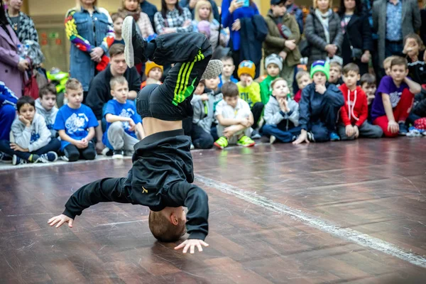 Minsk, Beyaz Rusya - 24 Mart, 2019: break dance dans çocuk — Stok fotoğraf