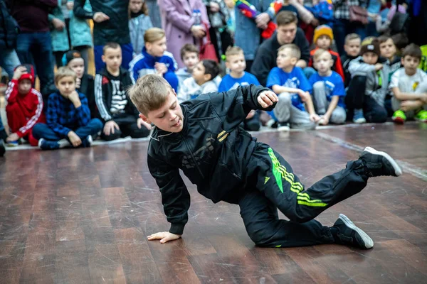 MINSK, BELARUS - 24 DE MARZO DE 2019: niños bailando break dance en el —  Fotos de Stock