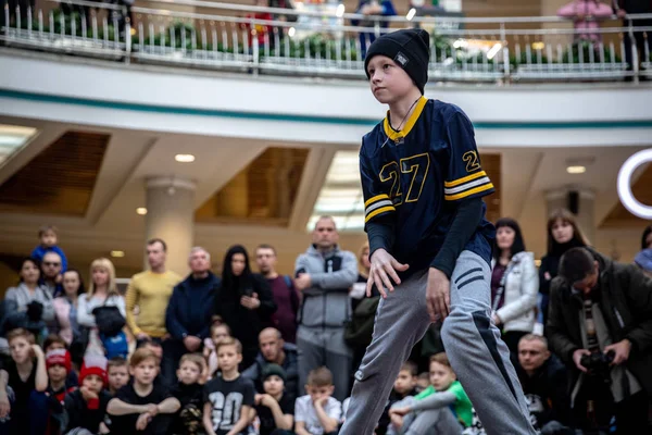 Minsk, Weißrussland - 24. März 2019: Kinder tanzen Breakdance im — Stockfoto