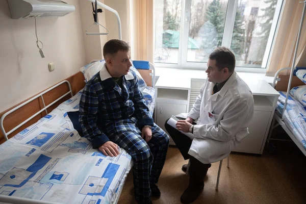 Mnsk, Beyaz Rusya - 24 Mart, 2019: doktor söyler hasta DIA