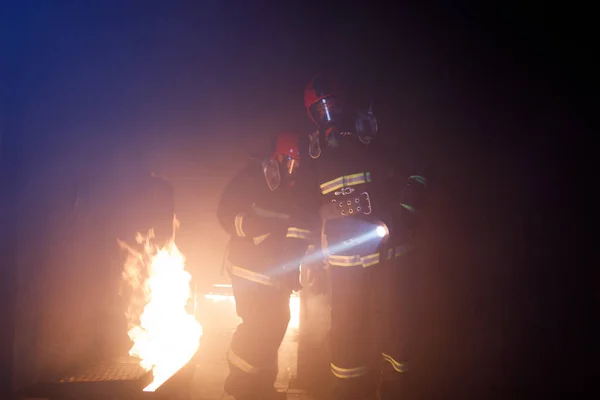 MNSK, BELARUS - 24 DE MARZO DE 2019: los bomberos apagan un fuego i —  Fotos de Stock
