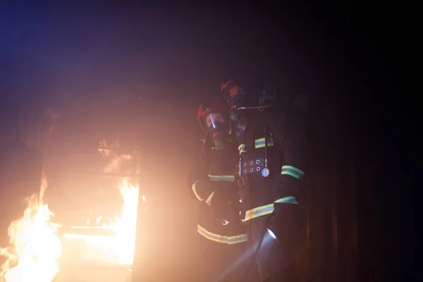 MNSK, BELARUS - 24 DE MARZO DE 2019: los bomberos apagan un fuego i —  Fotos de Stock