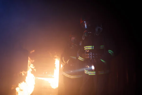 MNSK, BELARUS - 24 DE MARZO DE 2019: los bomberos apagan un fuego i —  Fotos de Stock